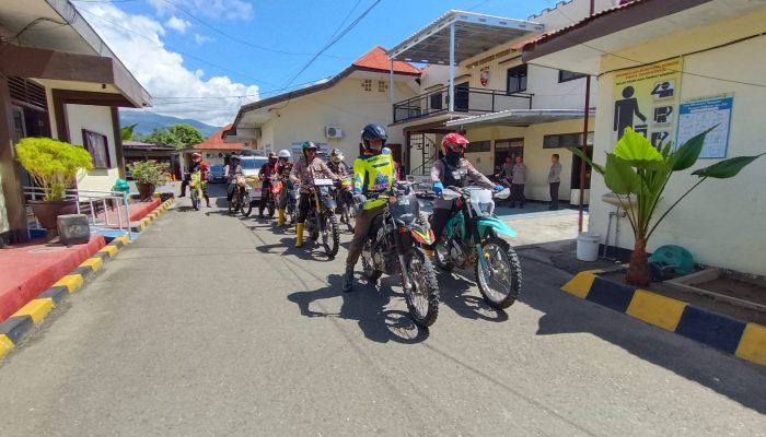 Gunakan Motor Trail, Polres Palopo kembali distribusikan bantuan Logistik pada korban banjir dan Longsor di Luwu