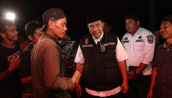 Pj Gubernur Sulsel Bersama Danlantamal VI Salurkan Santunan Kepada Ahli Waris Korban Meninggal Banjir Bandang