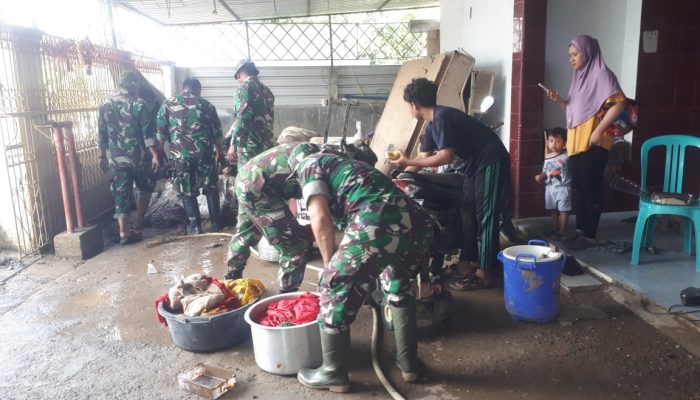 Pasca Bencana di Luwu, Personil kodim 1403/Palopo Bantu Warga Bersihkan Rumah Terdampak Banjir