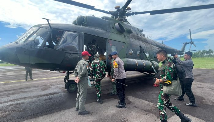 Gunakan Helikopter MI 17 TNI-AD, Danrem 141/Toddopuli Terjun Kangsung Cek dan Bagikan Sembako di Latimojong