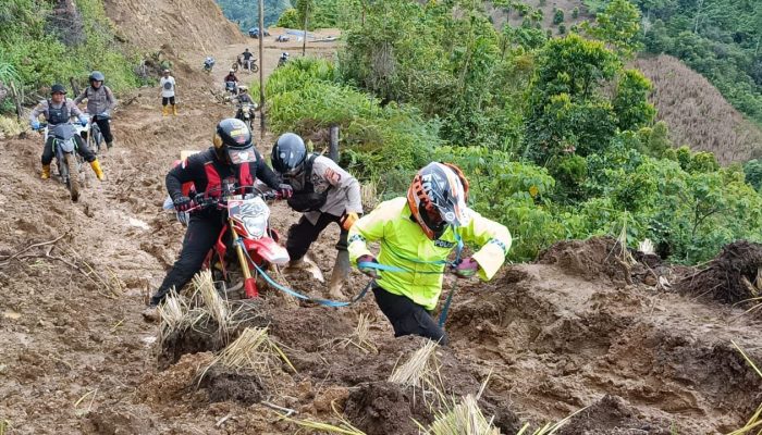 Bantu Korban Banjir dan Tanah Longsor di Luwu, Kapolres Palopo Apresiasi Personilnya