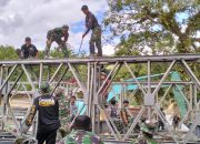 Komitmen Bantu Warga, Prajurit TNI-AD Bangun Jembatan Bailey Di Desa kadundung