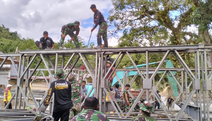 Komitmen Bantu Warga, Prajurit TNI-AD Bangun Jembatan Bailey Di Desa kadundung