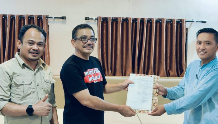 Sekretaris Disdikbud Sulsel Serahkan SK Plt Kepala SMAN 6 Palopo