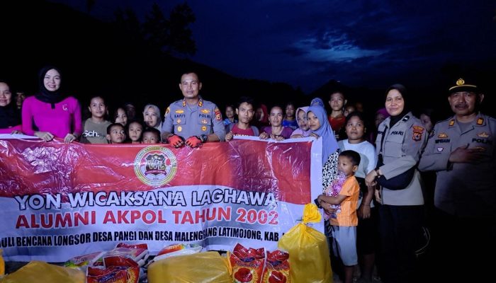 Berjalan Kaki Ke Lokasi Pemukiman, Polres Palopo Kembali Salurkan Bantuan Untuk Korban Longsor di Latimojong