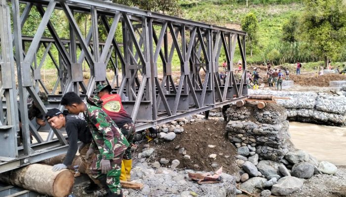 Mudahkan Warga Untuk Transportasi Antardesa, Prajurit TNI-AD Terus Kerjakan Jembatan Bailey