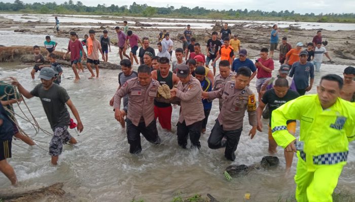 Kapolsek Sabbang Evakuasi Pria 75 Tahun Yang Ditemukan Tenggelam di Sungai Rongkong