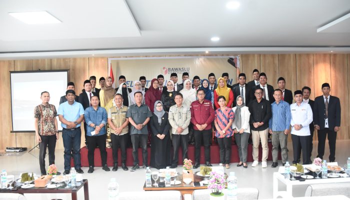 Kepala Badan Kesbangpol Palopo Hadiri Pelantikan dan pembekalan Panwascam se-Kota Palopo