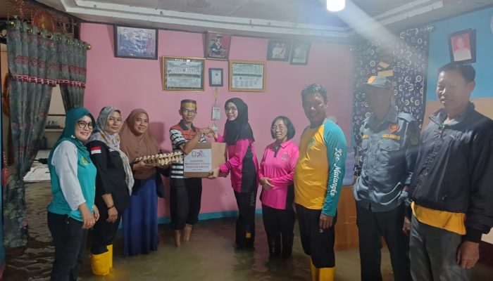 Ketua Bhayangkari Luwu Utara Serahkan Bantuan Untuk Korban Banjir di Desa Pattimang