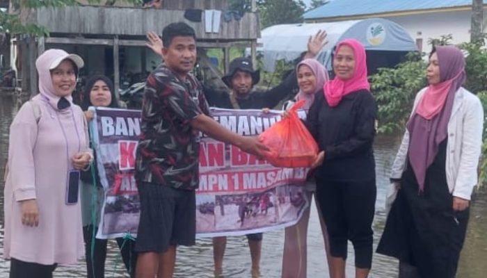 Alumni SMPN 1 Masamba Angkatan 1994 Beri Bantuan Kemanusiaan untuk Korban Banjir di Desa Lembang-Lembang