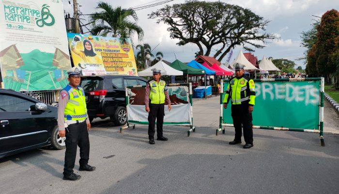 Sat Lantas Polres Luwu Utara Lakukan Pengaturan Lalu Lintas Pada Open Turnamen Bola Voli Indoor Bupati Cup VI