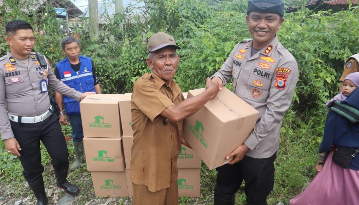 Kapolres Bersama Bupati Luwu Utara Tinjau Lokasi Banjir dan Bagikan Bantuan Sosial di Malangke Barat