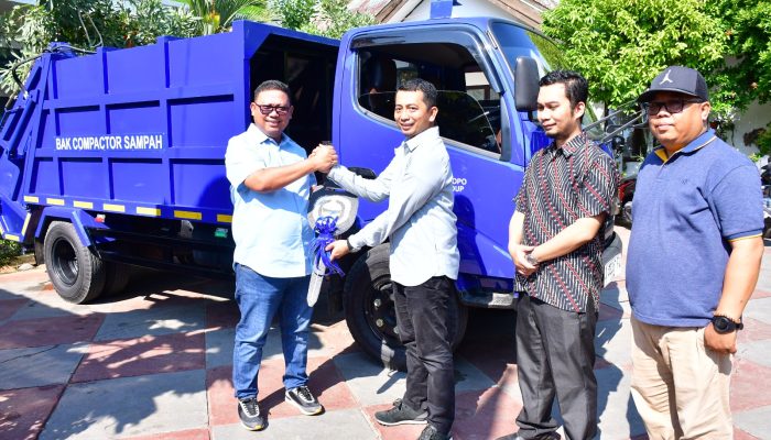 Pj. Wali Kota Palopo Serahkan Mobil Bak Compactor Sampah Ke Dinas Lingkungan Hidup
