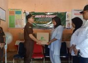 HUT PERSAJA Ke-73, Kajari Luwu Utara Serahkan Bantuan Kepada Korban Banjir di Desa Girikusuma Malangke