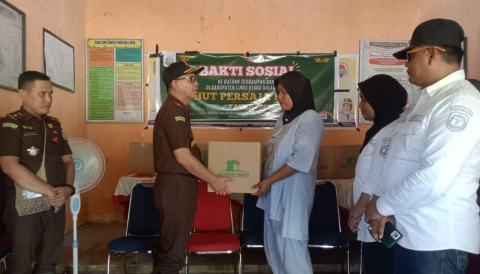 HUT PERSAJA Ke-73, Kajari Luwu Utara Serahkan Bantuan Kepada Korban Banjir di Desa Girikusuma Malangke