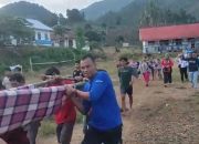Salurkan Bantuan Untuk Korban Longsor di Latimojong, Kapolres Palopo Evakuasi Ibu Hamil Gunakan Tandu
