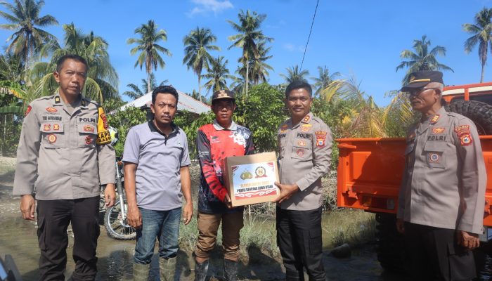 Wakili Alumni Akpol 2003 Se-Indonesia, Kapolres Luwu Utara Salurkan Bantuan Bagi Warga Yang Terdampak Banjir