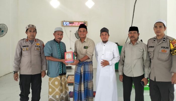 Selain Kunjungan Religi, Kapolres Palopo Bersama Rombongan Juga Bagi Bantuan Sosial di Desa Pattimang