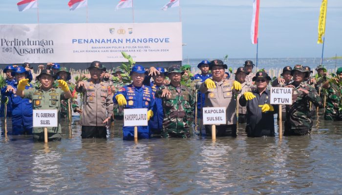 Hut Bhayangkara Ke-78, Kakorpolairud Baharkam Polri Pimpin Penanaman Pohon Mangrove di Takalar