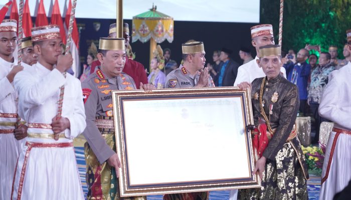Kapolri Diberi Gelar Adat Pusaka Supakala dari Dewan Adat dan Kerajaan di Sulsel