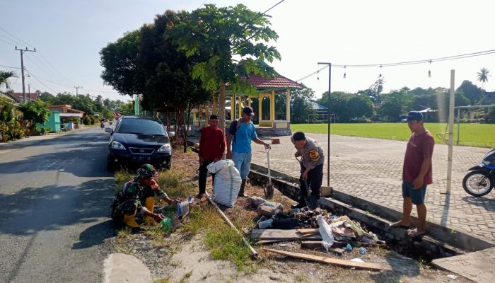 Wujudkan Sinergitas, Bhabinkamtibmas Polsek Baebunta, Babinsa dan Warga Bersihkan Drainase di Desa Lara