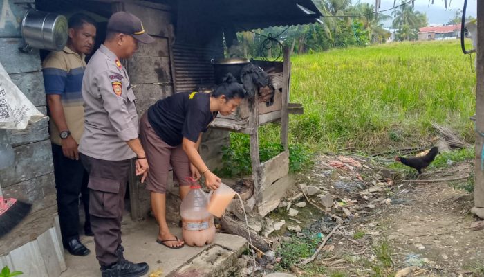 Jelang Hari Raya Idul Adha, Polsek Warsel Gelar Cipkon dan Amankan Puluhan Liter Miras Jenis Ballo