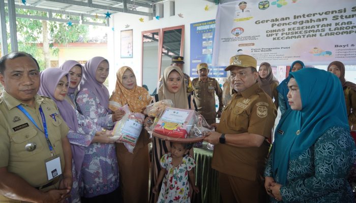 Didampingi Kadis Kesehatan, Pj. Bupati Luwu Bagikan Paket Pangan Bergizi Kepada Balita Stunting