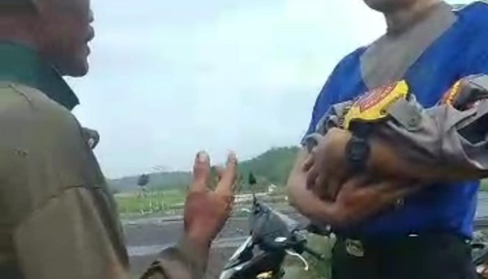 Menyentuh, Bhabinkamtibmas AIPDA Hendra Lepas Seragam demi Evakuasi Jasad Bayi Dibuang