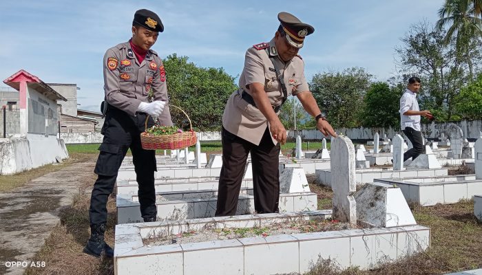 Peringati Hut Bhayangkara Ke-78, Polres Luwu Utara Gelar Upacara Ziarah dan Tabur Bunga di TMP Masamba