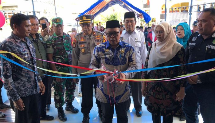 PJ Sekda Luwu Utara Resmikan Gedung Sarana Olahraga di Desa Patoloan