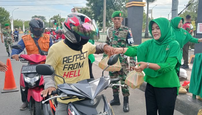 Jumat Berkah, Personel Kodim Bersama Persit KCK Cab. XXXVIII Kodim 1403/Palopo Bagikan Makanan dan Minuman