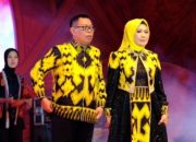 Ikut Fashion Show Sulsel Menari, Sekda Luwu Utara Kenakan Kain Wastra Motif Tammuan Allo