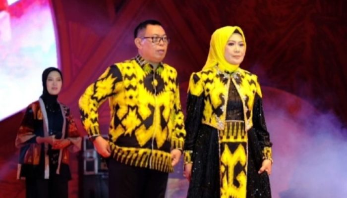 Ikut Fashion Show Sulsel Menari, Sekda Luwu Utara Kenakan Kain Wastra Motif Tammuan Allo