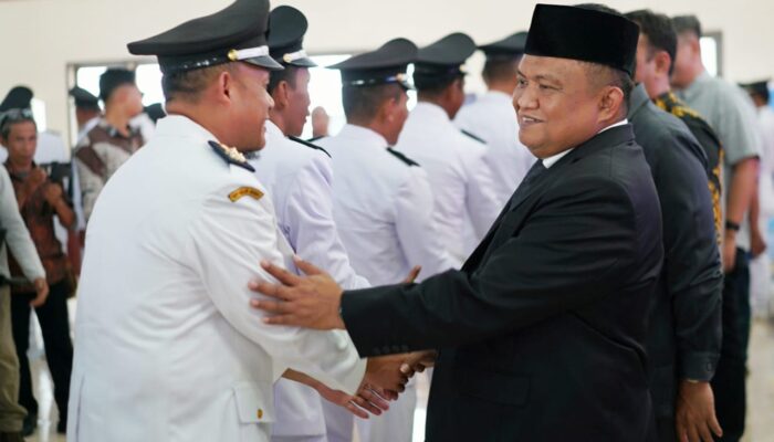 Pj. Bupati Luwu Kukuhkan dan Serahkan SK Perpanjangan Masa Jabatan 168 Kades dan 1.197 BPD