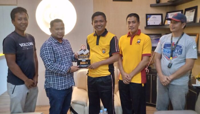 Kapolres Luwu Utara Terima Penyerahan Piala Juara Turnamen Domino Kapolda Cup 2024