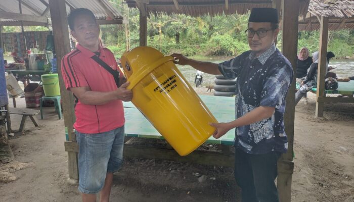 Bagikan Tempat Sampah di ODTW Tamboke, Kepala UPT Pariwisata : Simpan Sampah pada Tempatnya