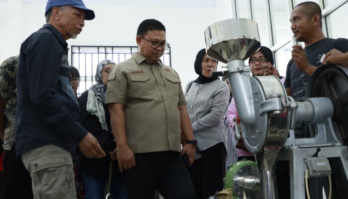Pantau Proses Produksi Biji Kakao, Pj. Wali Kota Palopo Kunjugi UPTD Pangan Dinas Perindustrian