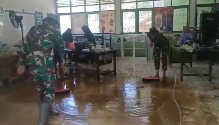Pasca Banjir dan Tanah Longsor di Luwu, TNI Kodim Bantu Warga Bersihkan Sisa Material Lumpur