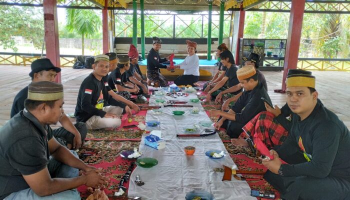 Lestarikan Budaya Leluhur, Komunitas Bassi Tammi Lakukan Pembersihan Benda Pusaka di Makam Datuk Patimang