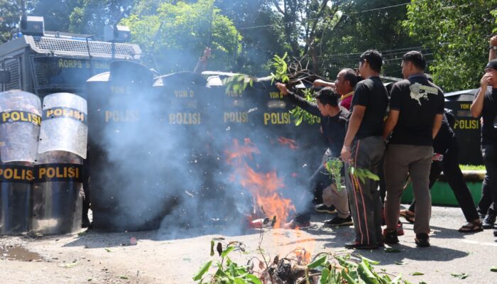 Tuntut PSU, Personil Polres dan Brimob Bentrok Dengan Massa di Depan Kantor KPU Luwu Utara