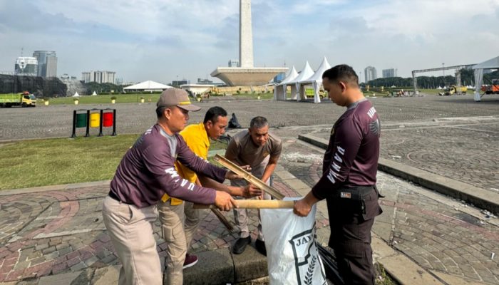 Polri Lakukan Bersih-bersih Usai Pesta Rakyat di Monas