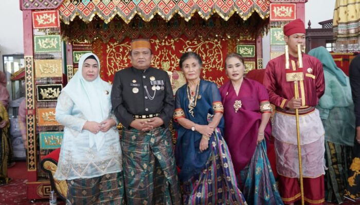 Pj Bupati Bersama Ketua TP.PKK Luwu Disemati Pin Kedatuan Luwu