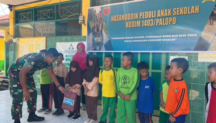 Dandim 1403/Palopo Bagi Seragam Sekolah dan Makanan Bergizi Kepada Siswa Tidak Mampu