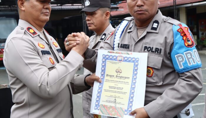 Polres Palopo Beri Piagam Penghargaan Kepada Personel yang Berprestasi