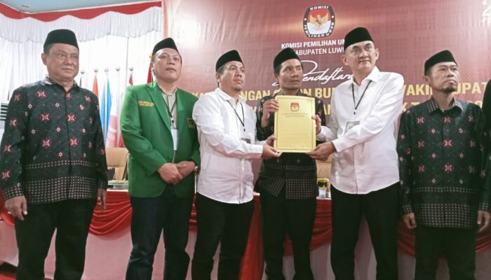 Didampingi 4 Partai Pengusung, Paslon Agussalim dan Erwin Barabba Resmi Mendaftar di KPU Luwu