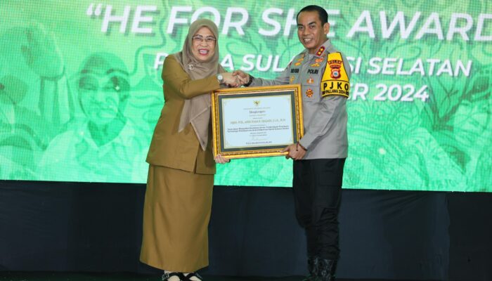 Berkomitmen Memajukan Polwan, Kapolda Sulsel Dapat Penghargaan Gender Champion