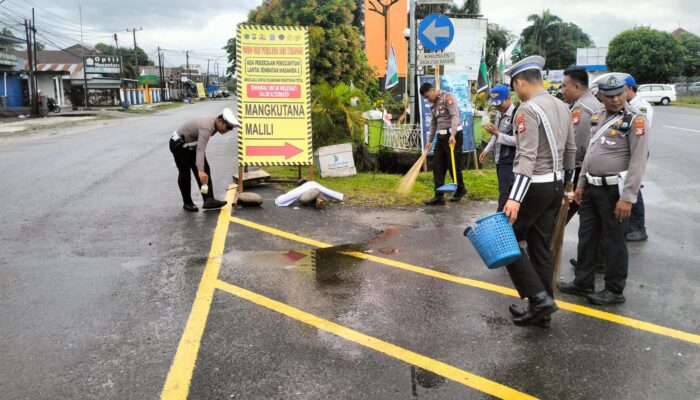Satlantas Polres Luwu Utara Lakukan Pemangkasan Dahan dan Pengecatan Marka Jalan, Ini Tujuannya