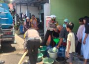 Sat Lantas Polres Palopo Gelar Bakti Sosial Dengan Bagikan Air Bersih Kepada Warga