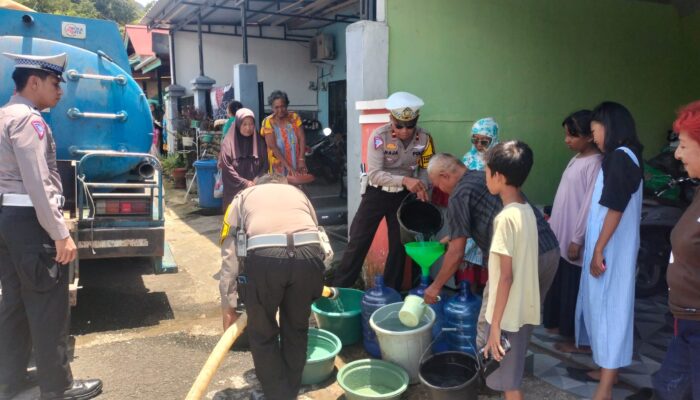 Sat Lantas Polres Palopo Gelar Bakti Sosial Dengan Bagikan Air Bersih Kepada Warga