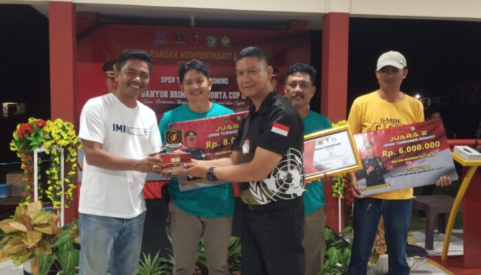 Kapolres Luwu Utara Bersama Pasangan Raih Juara I Pada Turnamen Domino Danyon Brimob Baebunta Cup II